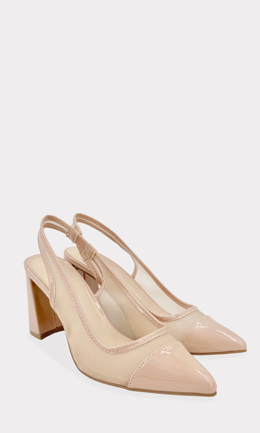 MILEY MODELO POSA EN SET ZAPATILLAS NUDE SLINGBACK DE TERMINACION POINTY CON VESTIDO MESH Y PULSERAS TOBILLERAS DORADAS