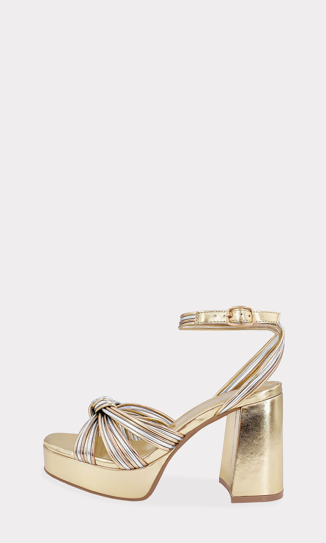 MIMI SANDALIAS DE VINIPIEL DORADA CON TACON GRUESO DE 9 CM Y STRAP ARRIBA DE LOS DEDOS CON TIRAS METALICAS 