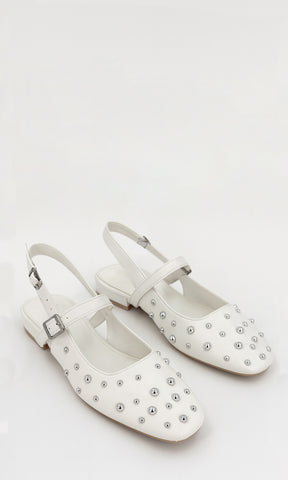 MINETTE ZAPATO CASUAL COLOR BLANCO DE PUNTA REDONDA ESTOPEROLES METÁLICOS STRAP EN EMPEINE TACÓN KITTEN 2 CM DISEÑADO PARA USAR EN LOOKS DIARIOS 