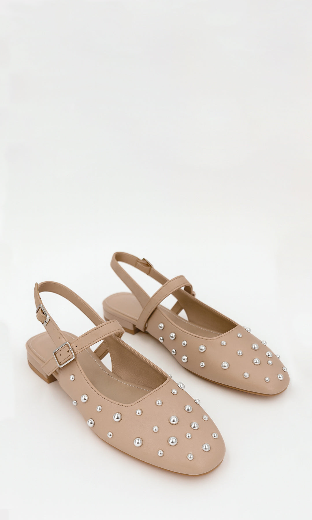 MINETTE ZAPATO NUDE  DE MODA PARA MUJER CON ESTOPEROLES METÁLICOS EN PUNTA REDONDA STRAP FRONTAL Y TACÓN BAJO 2 CM ESTILO FEMENINO