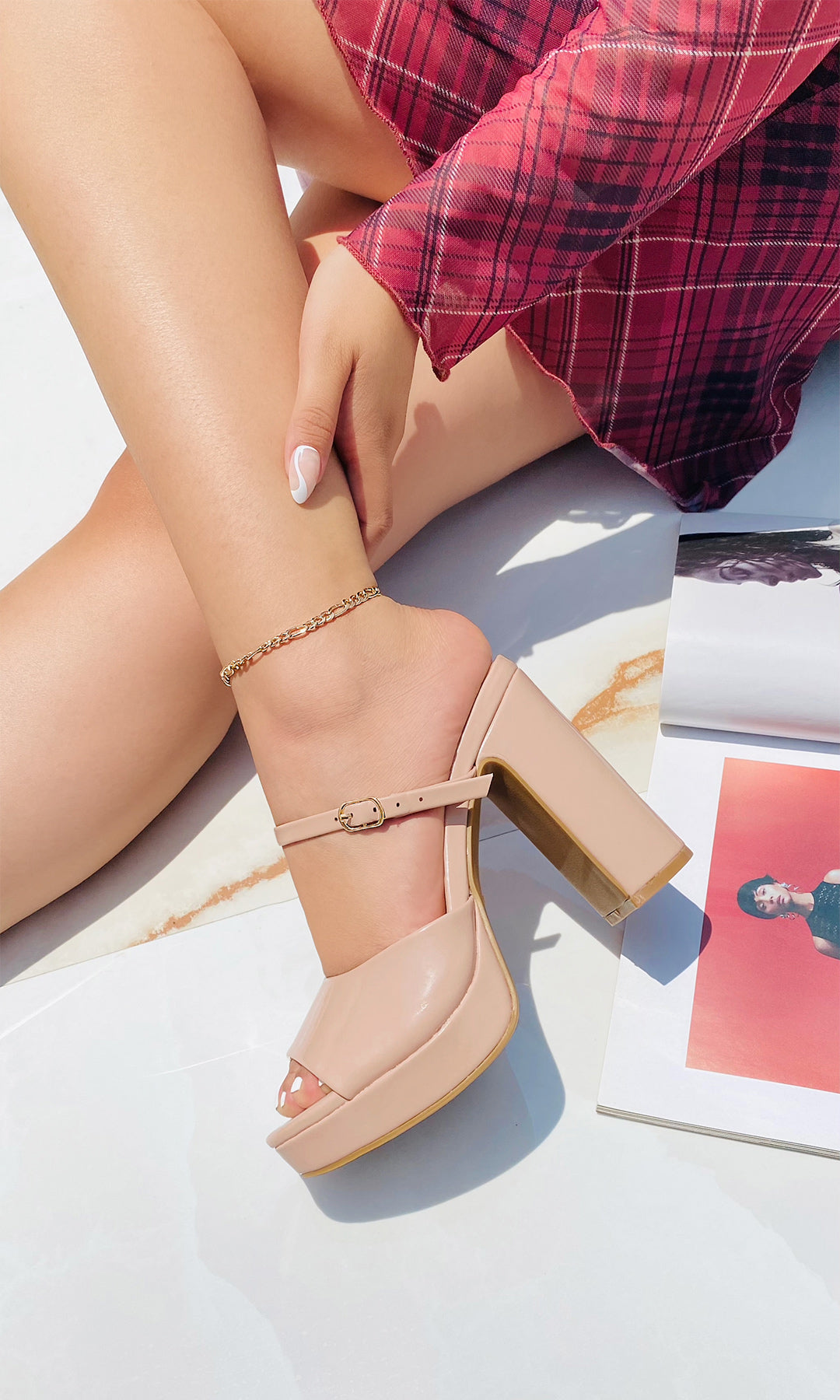 MIRABELLE LOOK CHIC USANDO ZAPATILLAS NUDE DE PLATAFORMA CON VESTIDO CORTO DE CUADROS COLOR VINO PARA VERSE EN TENDENCIA