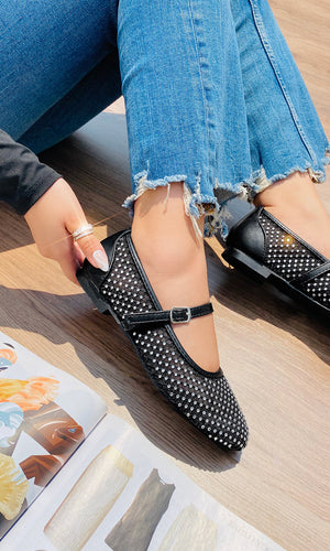 MIRANDA MODELO POSA SOBRE PISO DE MADERA BALLERINAS NEGRAS DE MESH CON BRILLOS Y PANTALON DE MEZCLILLA PARA USAR EN PRIMAVERA