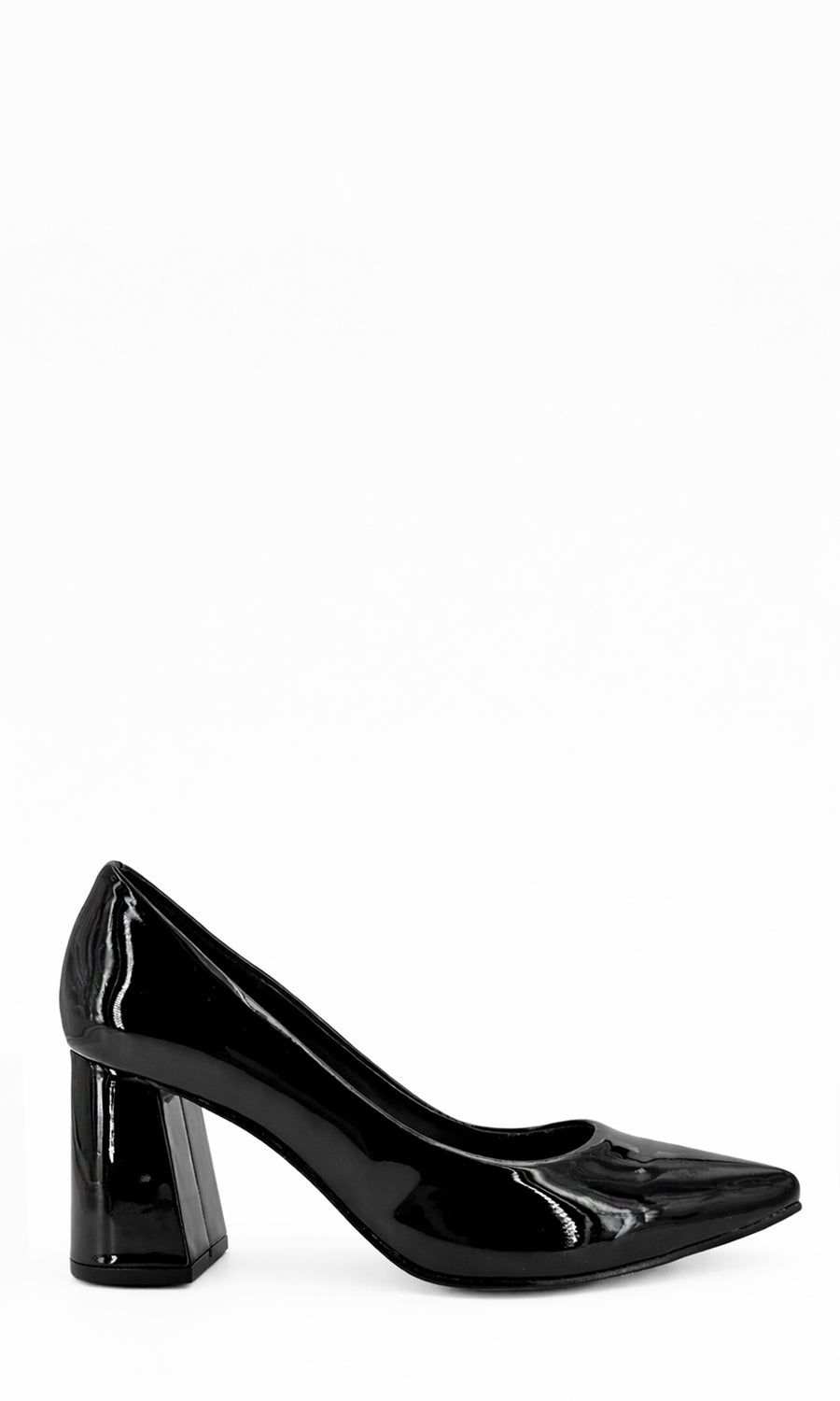 MISTY LOOK DE NOCHE COMBINANDO VESTIDO ROJO CORTO CON STILETTOS NEGROS DE CHAROL Y GUANTES DE TERCIOPELO PARA LUCIR SEXY