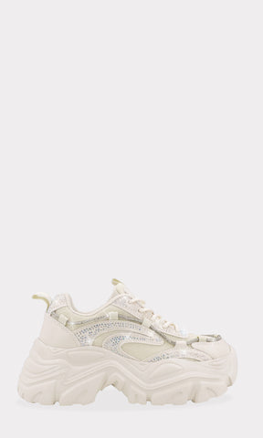 MOLLY PLATFORM SNEAKERS NUDE CON AGUJETAS CRUZADAS AL FRENTE DEL MISMO TONO Y DETALLE DE CINTA CON BRILLOS ALREDEDOR