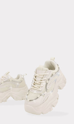 MOLLY TENIS DE BRILLOS CON PLATAFORMA XL EN TENDENCIA Y AGUJETAS CRUZADAS AL FRENTE PARA USAR CON FALDAS CORTAS