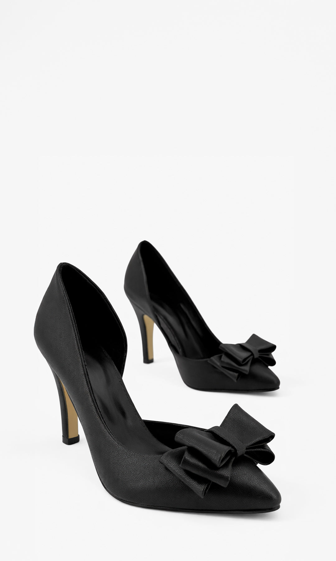 MONACO TACONES NEGROS CONFECCIONADOS EN CUERO SINTETICO CON DETALLE DE LAZO EN TERMINACION POINTY QUE ESTILIZA LAS PIERNAS Y TACON DE 10 CM PARA MUJER