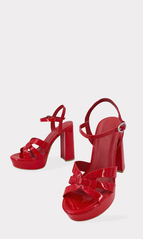 MONIKA ZAPATILLAS DE PLATAFORMAS ROJAS HECHAS EN CHAROL CON PUNTA REDONDA Y  DETALLE DE HEBILLA PEQUEÑA EN CINTA AJUSTABLE PARA DAMA 
