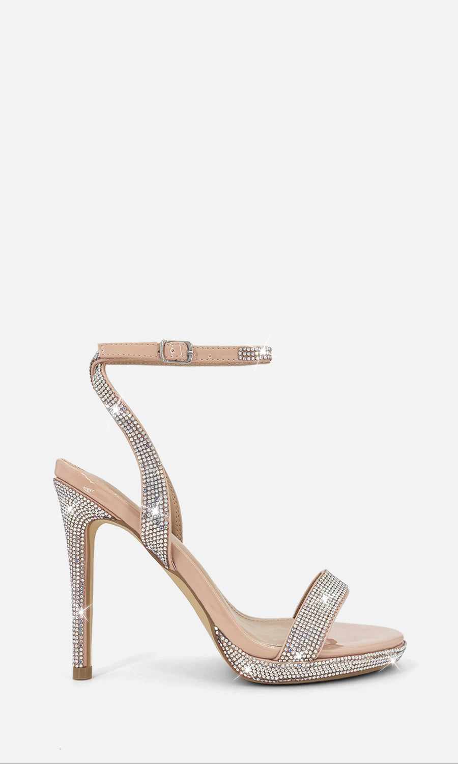MONROE LOOK PARA USAR EN EVENTO SOCIAL DE DIA LUCIENDO VESTIDO BLANCO LARGO CON ZAPATILLAS NUDE PULSERA Y BRILLOS EN TACON ALTO CON CLUTCH DE MANO