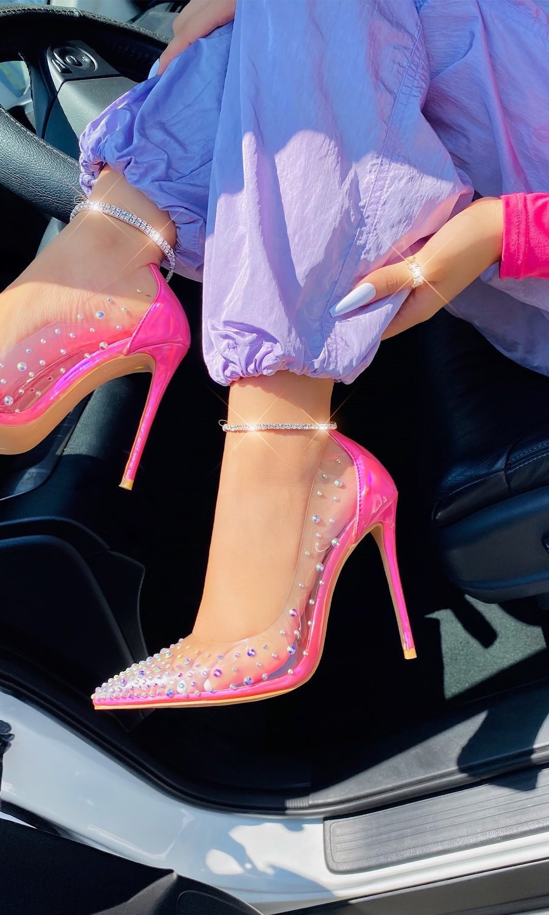 MONTECARLO PUMPS DE CHAROL HOLOGRAMA COLOR ROSA NEON PARA USAR CON JOGGERS EN UN FASHION LOOK 