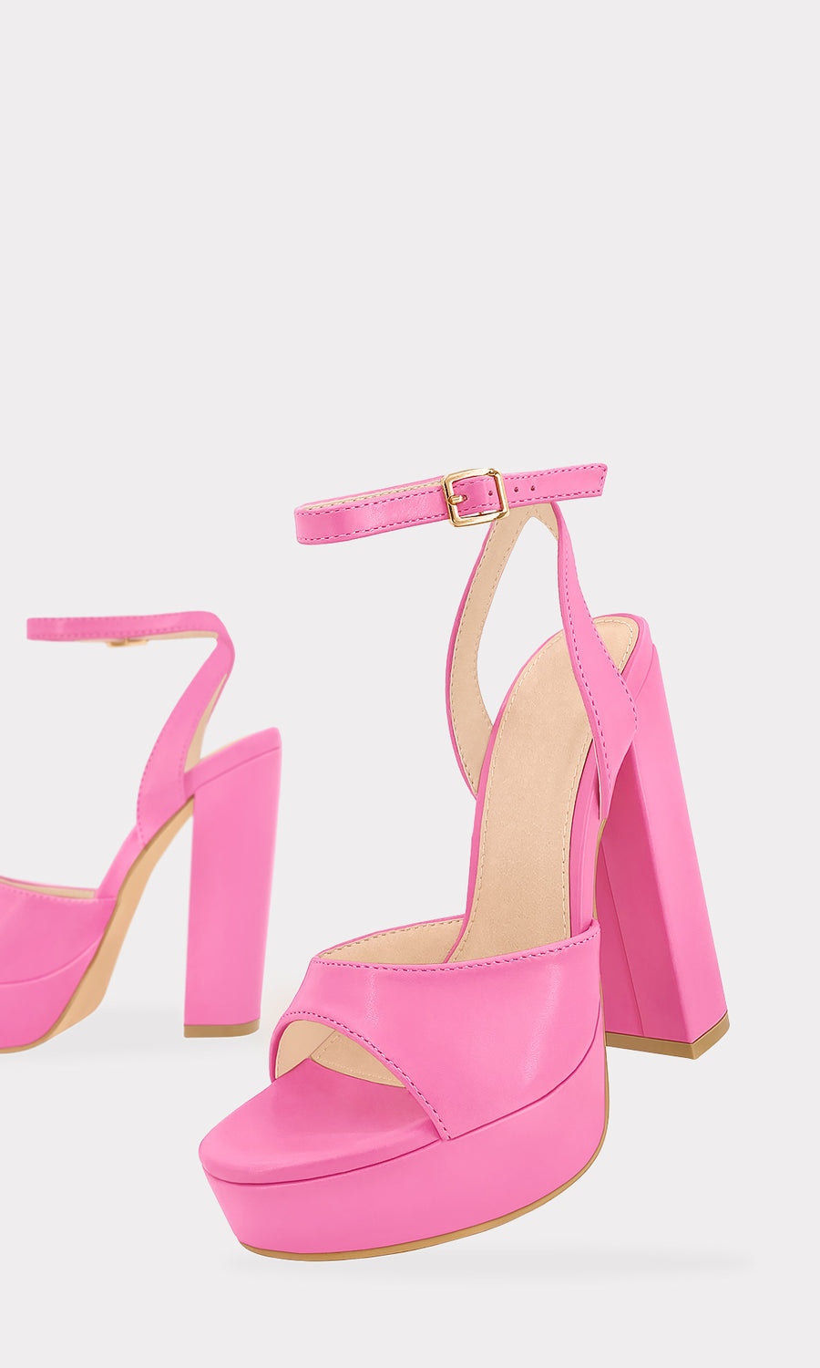 MUSA TACONES ROSAS DE VINIPIEL CON PUNTA ABIERTA Y ANKLE STRAP PARA USAR CON VESTIDOS DE ESTAMPADO FLORAL EN LOOK SETENTERO