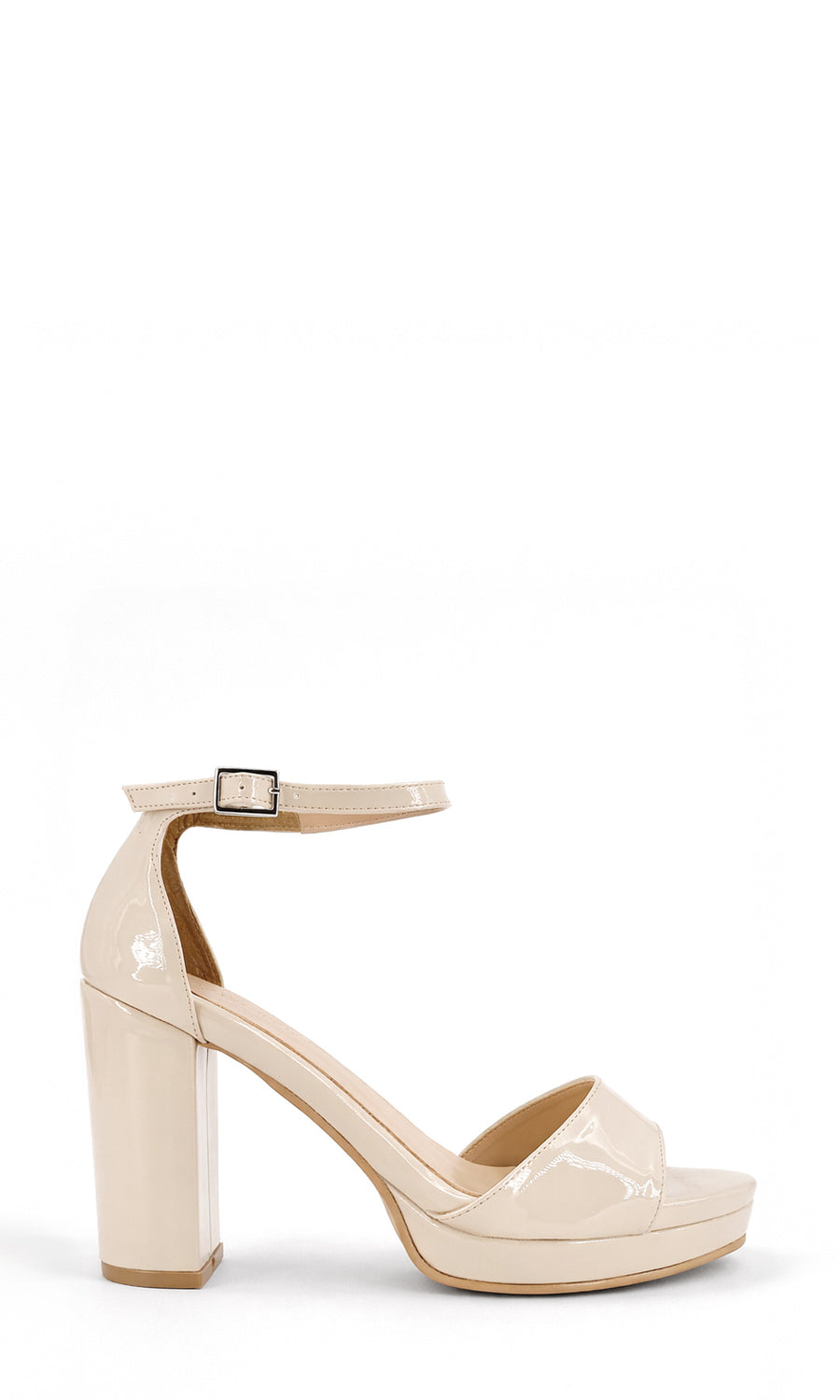 MUSE LOOK PARA USAR EN EVENTOS DE JARDIN COMBINANDO VESTIDO LARGO CON ESTAMPADO DE VIBORA Y ZAPATILLAS BLANCAS DE TACON ALTO