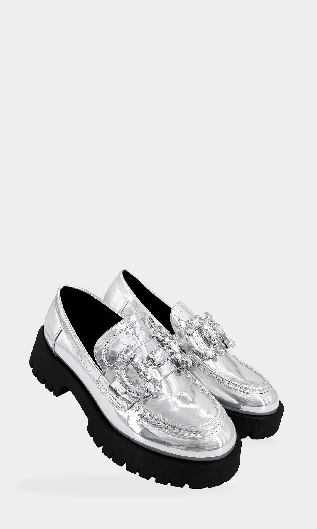 MYSTICAL LOAFERS METALICOS COLOR PLATA CON PLATAFORMA DE 2.5 CM Y PEDRERIA GRANDE EN CADENA METALICA AL FRENTE 