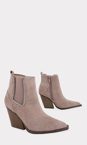 NADYN BOTAS COLOR TAUPE CONFECCIONADAS EN GAMUZA CON ELASTICO AL COSTADO Y TACON CUADRADO DE 8.5 CM PARA USAR CON SKINNY JEANS