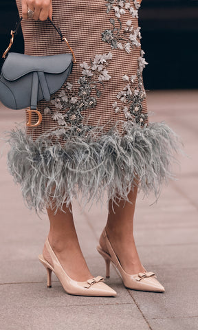 NANCY FASHION LOOK USANDO ZAPATILLAS NUDE SLINGBACK DE TACON PEQUEÑO VESTIDO LARGO CON DETALLES DE FLORES CON PLUMAS 