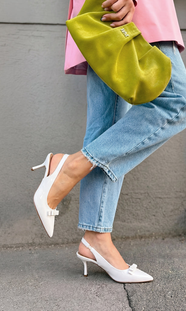 NANCY LOOK SEMI FORMAL COMBINANDO ZAPATILLAS BLANCAS SLINGBACK CON PANTALON DE MEZCLILLA Y BLAZER ROSA A JUEGO CON BOLSO VERDE 