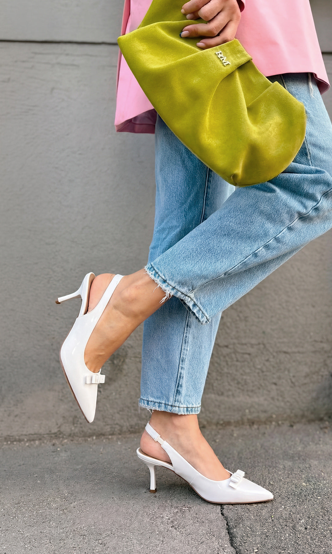 NANCY LOOK SEMI FORMAL COMBINANDO ZAPATILLAS BLANCAS SLINGBACK CON PANTALON DE MEZCLILLA Y BLAZER ROSA A JUEGO CON BOLSO VERDE 