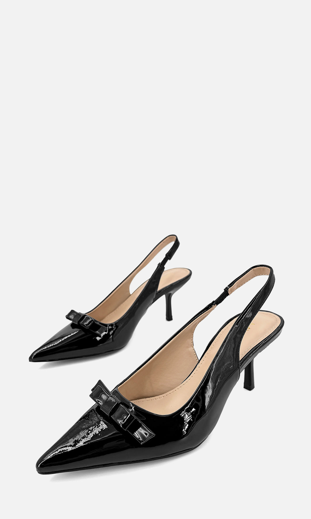 NANCY ZAPATILLAS NEGRAS ACABADO DE CHAROL CON PUNTA CERRADA TERMINACION POINTY Y TACON DELGADO DE AGUJA 7 CM CON DETALLE DE MOÑO PEQUEÑO 