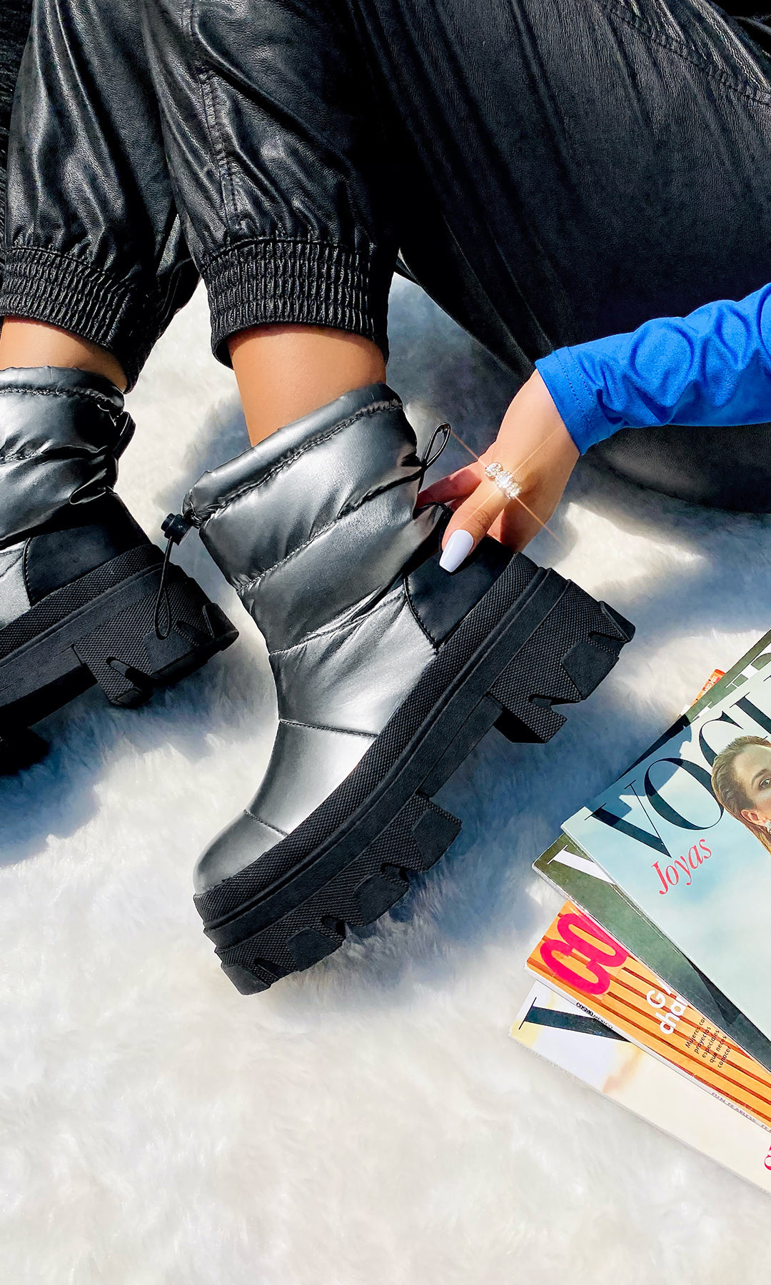 NASA BOTAS GRISES TIPO PUFFER PARA COMBINAR CON PANTALONES JOGGERS Y BLUSAS AZULES DE MANGA LARGA EN OUTFIT TRENDY