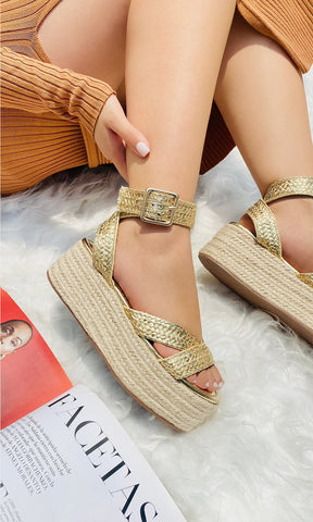 NATALIA COMO COMBINAR SANDALIAS DORADAS DE PULSERA CON VESTIDO LARGO DE MANGA LARGA COLOR CAMEL PARA VERSE FASHION