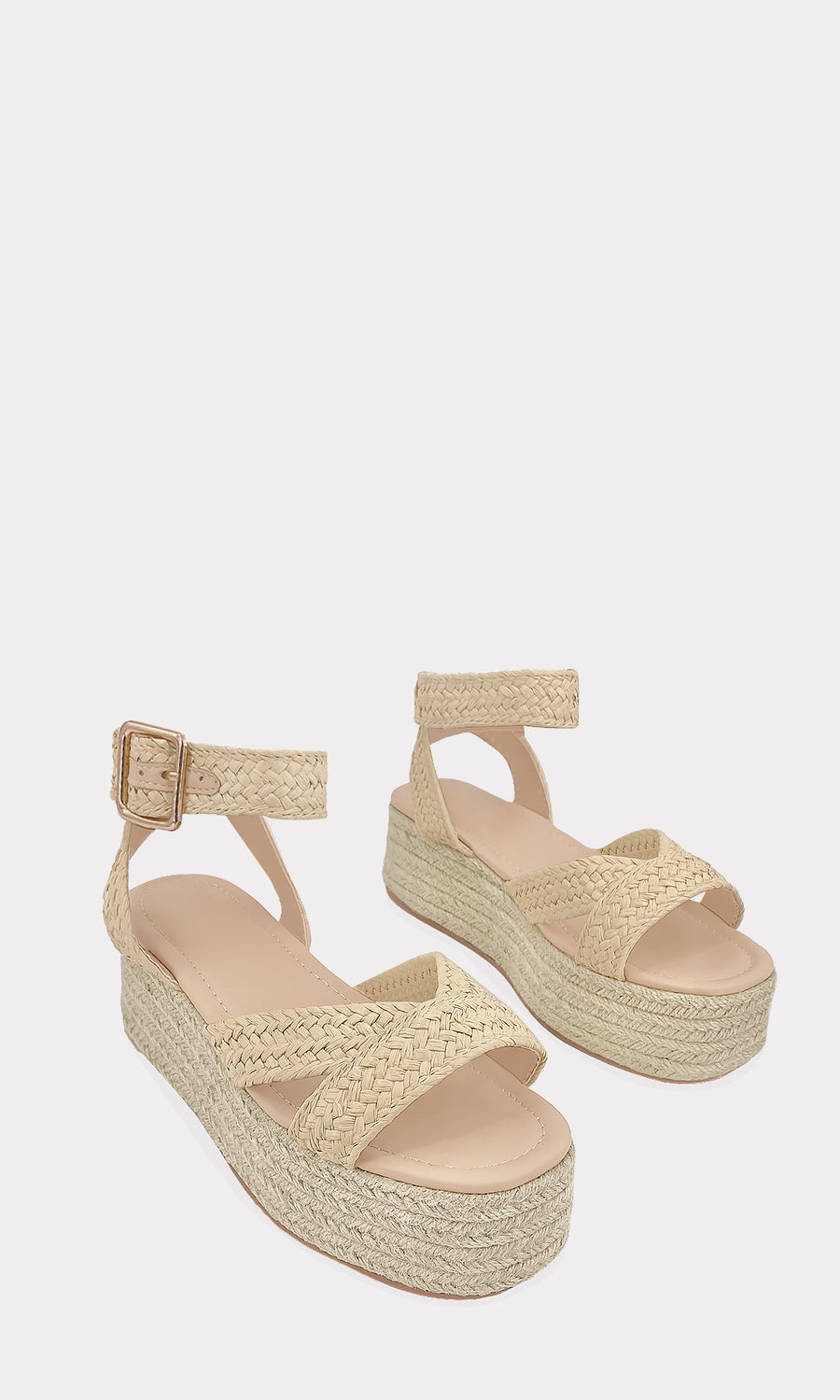 NATALIA LOOK PRIMAVERAL PARA USAR EN SALIDAS CASUALES COMBINANDO SANDALIAS NUDE DE YUTE Y PANTALON CAQUI CON BLUSA BLANCA