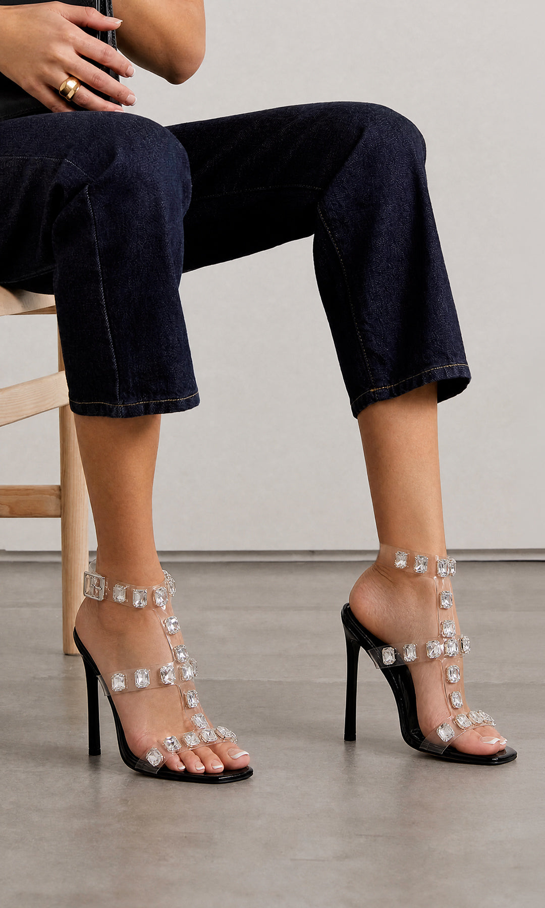 NELLY CÓMO COMBINAR ZAPATILLAS CON MICA TRANSPARENTE A JUEGO DE JEANS Y BLUSA ESCOTE HALTER PARA VERSE CHIC EN SALIDAS CASUALES