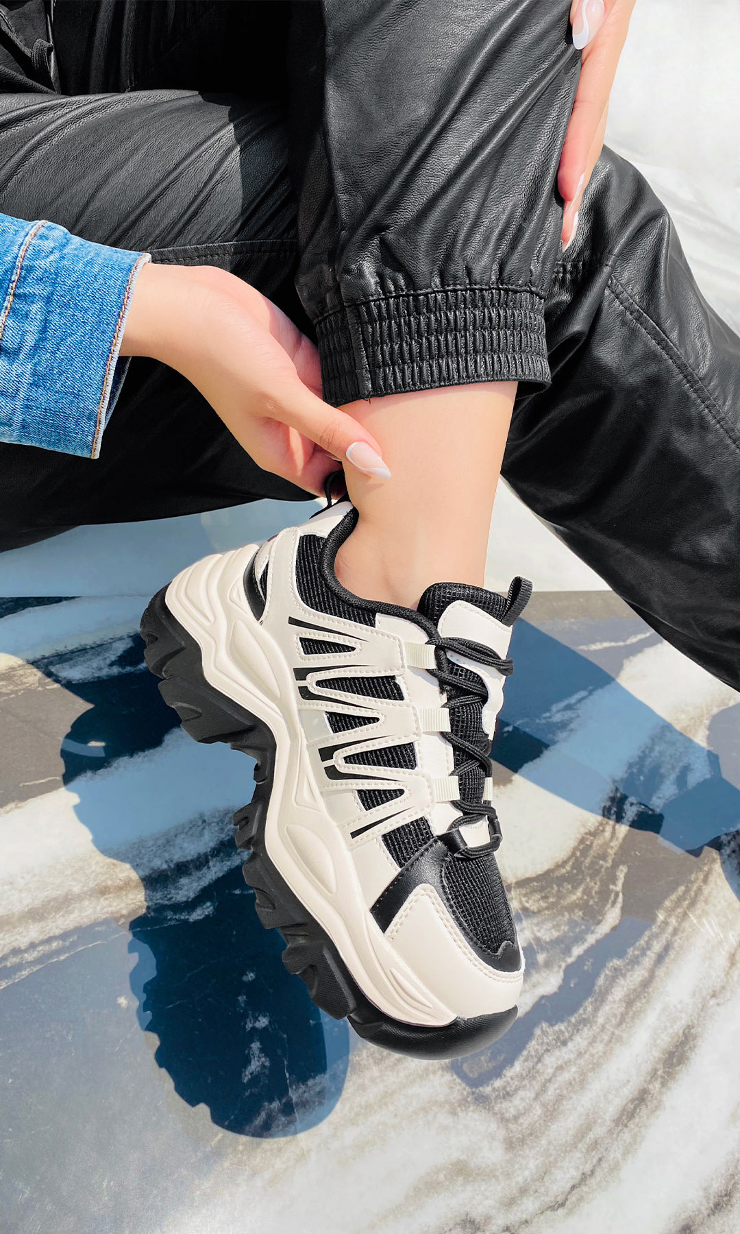 NEW YORK STREET STYLE LOOK COMBINANDO TENIS NEGROS CHUNKY A JUEGO CON PANTALONES JOGGERS DE VINIPIEL Y CHAMARRA DENIM  