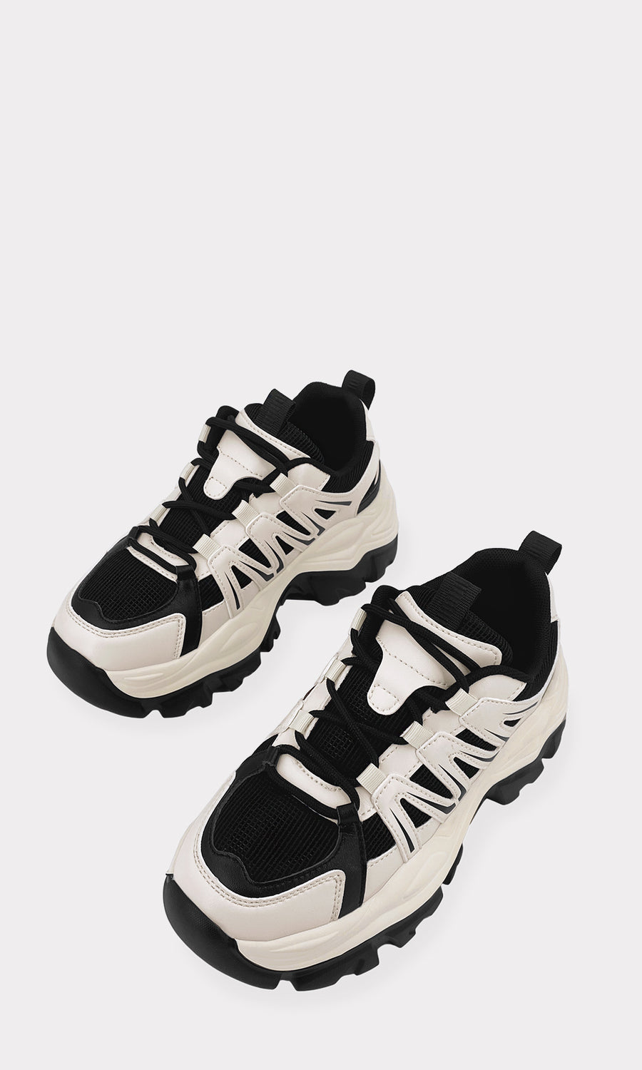 NEW YORK STREET STYLE LOOK COMBINANDO TENIS NEGROS CHUNKY A JUEGO CON PANTALONES JOGGERS DE VINIPIEL Y CHAMARRA DENIM  