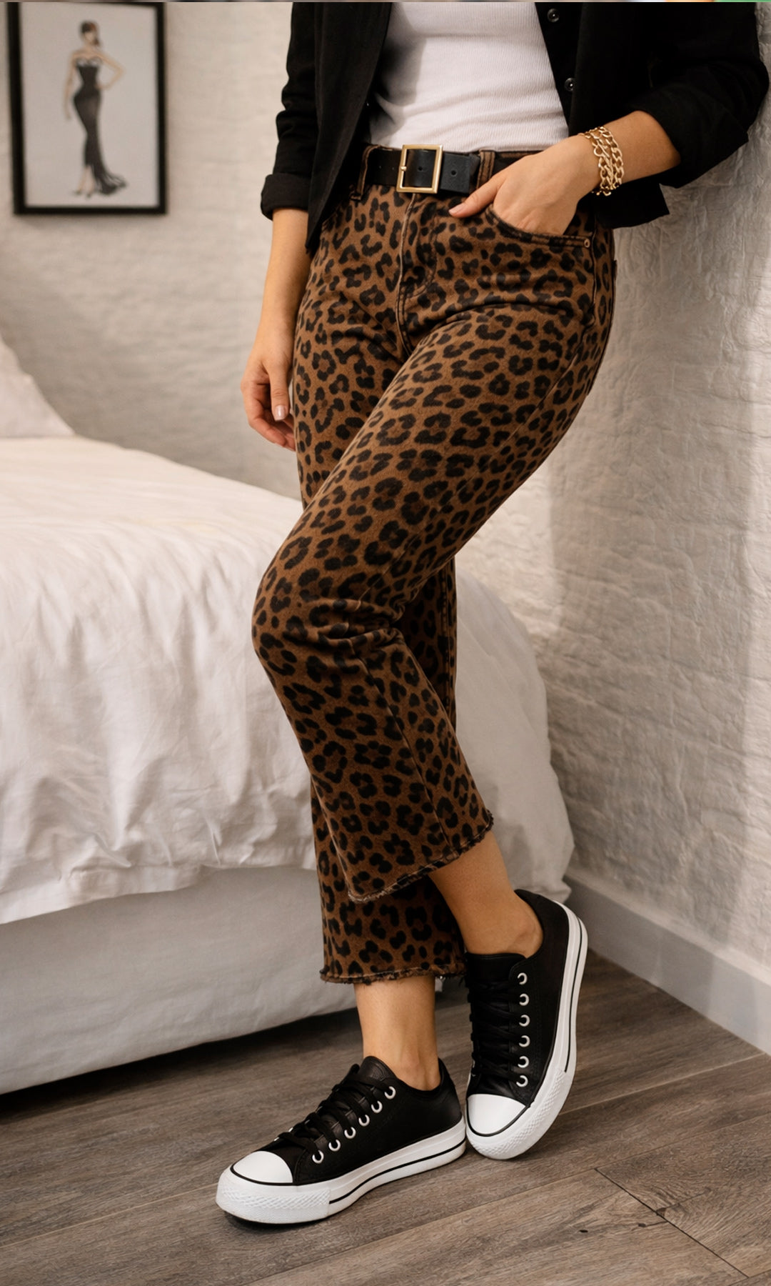 NIKKY CÓMO COMBINAR PANTALONES ESTAMPADO DE LEOPARDO CON PLAYERA BLANCA Y CHAMARRA NEGRA A JUEGO CON SNEAKERS TIPO CONVERSE 