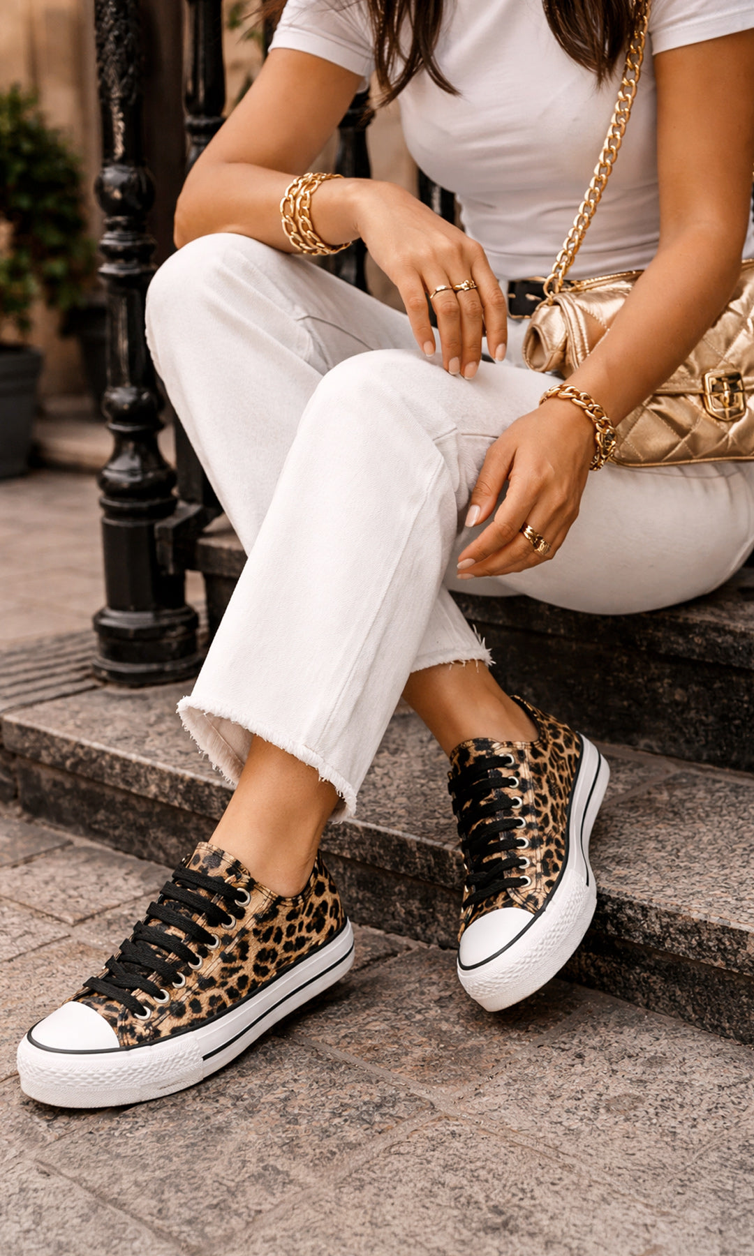 NIKKY LOOK FASHION PARA SALIR CON AMIGAS LUCIENDO PANTALONES BLANCOS DE MEZCLILLA CON PLAYERA DE MANGA CORTA Y TENIS ANIMAL PRINT