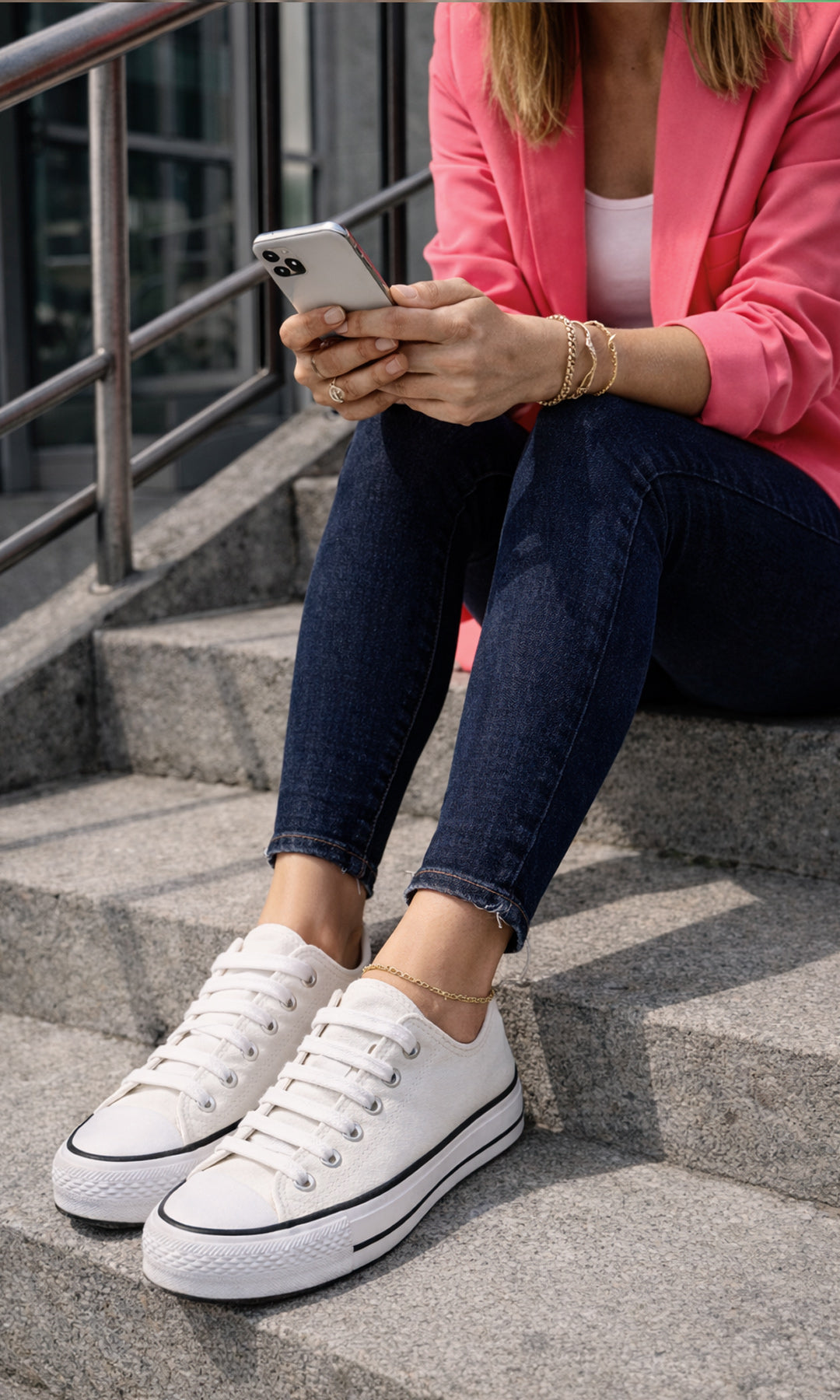 NIKKY OUTFIT PARA USAR EN LA OFICINA COMBINANDO BLAZER ROSA CON PLAYERA DE MANGA CORTA Y SKINNY JEANS A JUEGO CON TENIS BLANCOS