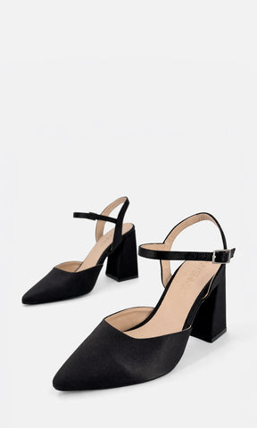 NINNA ZAPATILLAS NEGRAS CONFECCIONADAS EN SATIN DE PUNTA CERRADA POINTY CON TACON GRUESO DE 9 CM Y HEBILLA PEQUEÑA EN STRAP AL FRENTE