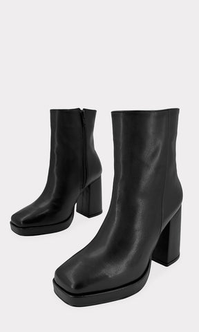 NOELIA BOTA NEGRA AL TOBILLO CON PLATAFORMA DE 1.5 CM Y CIERRE METALICO AL COSTADO CONFECCIONADA EN VINIPIEL PARA USAR CON VESTIDO CORTO EN INVIERNO