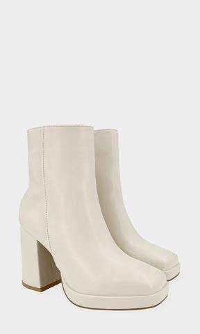 NOELIA BOTINES BLANCOS HECHOS EN VINIPIEL CON TACON CUADRADO DE 9.5 CM Y PUNTA SEMI CUADRADA EN TENDENCIA DE MUJER FASHION EN OTOÑO INVIERNO