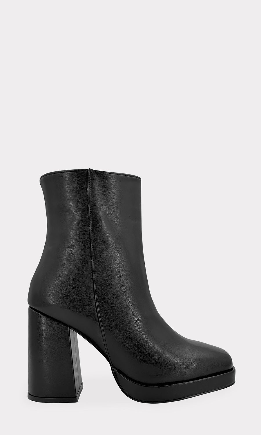 NOELIA LOOK CASUAL PARA USAR EN LA OFICINA COMBINANDO PANTALONES CON ESTAMPADO DE CUADROS Y BOTINES NEGROS DE PLATAFORMA