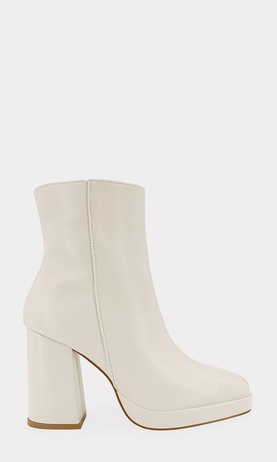 NOELIA CHICA COMBINA VESTIDO COLOR BORGOÑA CON ABERTURA EN PIERNA A JUEGO DE BOTINES BLANCOS DE PLATAFORMA PARA VERSE TRENDY