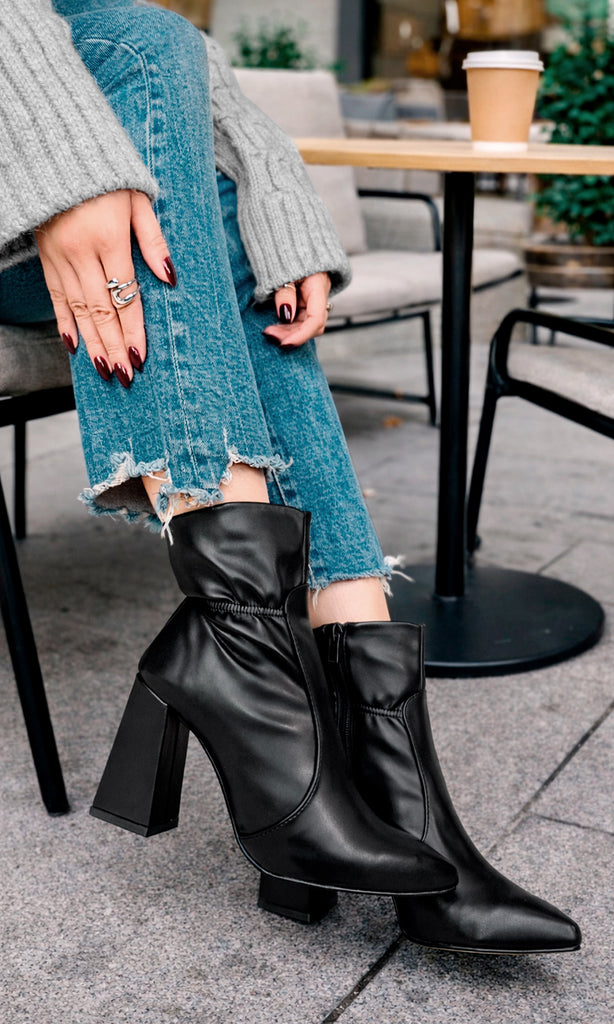 NOVA BOTINES NEGROS DE TACON CUADRADO PARA COMBINAR CON PANTALON DE MEZCLILLA Y SUETER GRIS CON JOYERIA MINIMALISTA