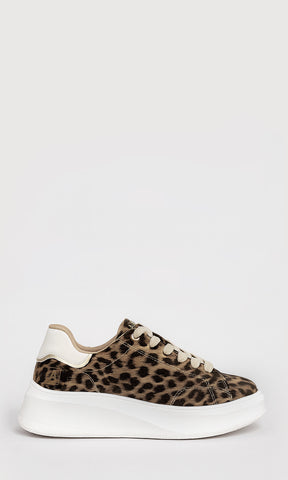 NOVILLE TENIS ANIMAL PRINT DE PLATAFORMA CON PUNTA REDONDA Y AGUJETAS CRUZADAS AL FRENTE
