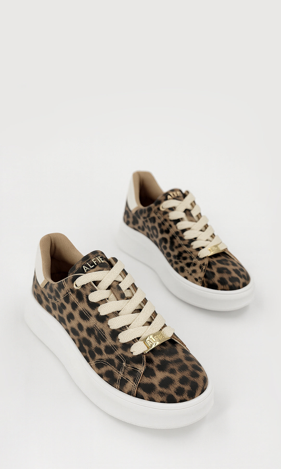 NOVILLE TENIS BLANCOS PARA MUJER CON DETALLE DE ESTAMPADO LEOPARDO EN EL TALÓN Y PLATAFORMA DE 3 CM CON PUNTA REDONDA CONFECCIONADOS EN VINIPIEL 