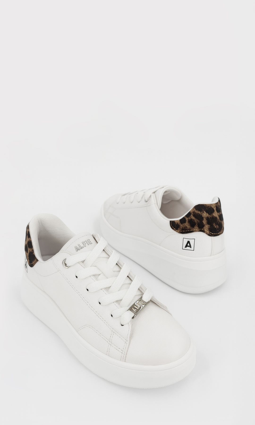 NOVILLE TENIS BLANCOS TIPO CASUALES CON DETALLE DE ESTAMPADO SNAKE EN EL TALÓN Y PLATAFORMA DE 3 CM CONFECCIONADOS EN CUERO SINTETICO PARA MUJER