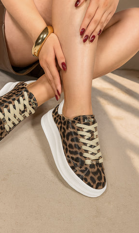 NOVILLE TENIS CAMEL CON ESTAMPADO DE LEOPARDO PARA USAR CON FALDA SKORT CAFE DE VINIPIEL Y BLUSA BLANCA A JUEGO DE PULSERA XL