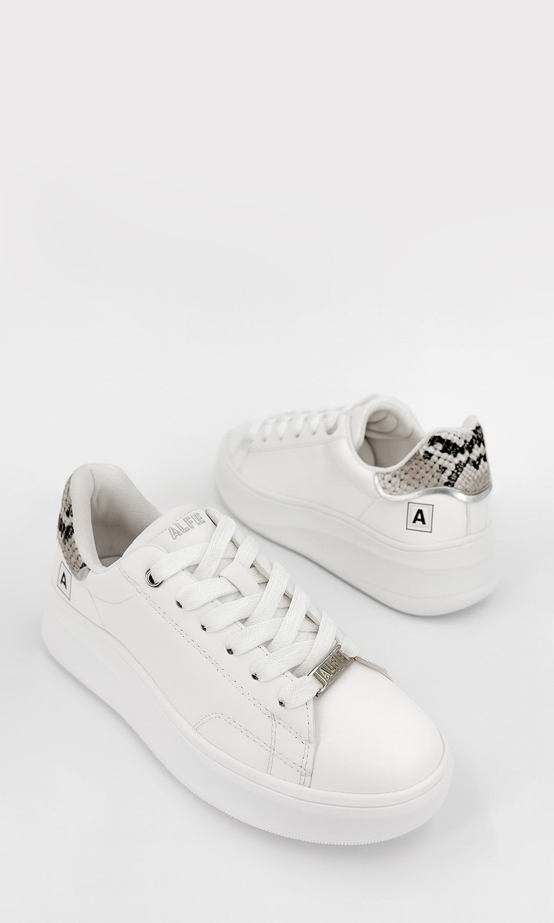 NOVILLE TENIS DE LEOPARDO CONFECCIONADOS EN VINIPIEL MATE CON SUELA BLANCA Y PLATAFORMA REDONDA DE 3 CM CON AGUJETAS AJUSTABLES AL FRENTE 