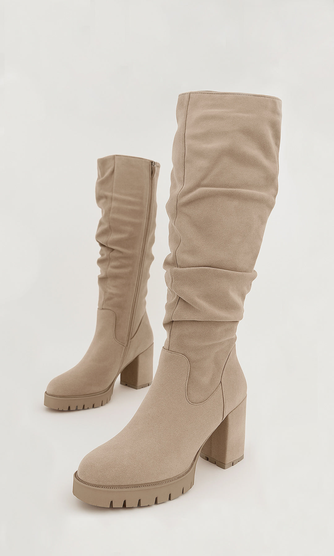 NOXVILL BOTA ALTA DE GAMUZA COLOR NUDE PARA MUJER CON TACÓN CUADRADO 9 CM PLATAFORMA 2.5 CM DISEÑADA PARA LOOKS CASUALES URBANOS Y ELEGANTES