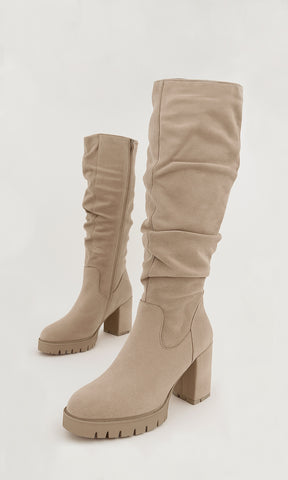 NOXVILL BOTA ALTA DE GAMUZA COLOR NUDE PARA MUJER CON TACÓN CUADRADO 9 CM PLATAFORMA 2.5 CM DISEÑADA PARA LOOKS CASUALES URBANOS Y ELEGANTES