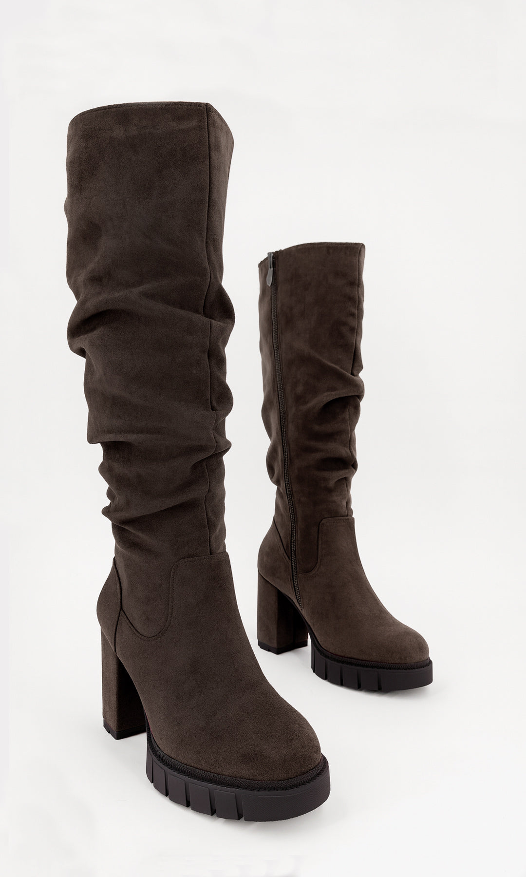 NOXVILL BOTA CAFÉ ABAJO DE LA RODILLA EN GAMUZA SUELA DENTADA TACÓN CUADRADO 9 CM Y PLATAFORMA 2.5 CM IDEAL PARA LOOKS DE OTOÑO-INVIERNO 