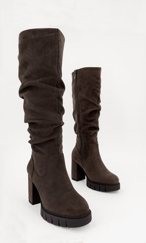 NOXVILL BOTA CAFÉ ABAJO DE LA RODILLA EN GAMUZA SUELA DENTADA TACÓN CUADRADO 9 CM Y PLATAFORMA 2.5 CM IDEAL PARA LOOKS DE OTOÑO-INVIERNO 