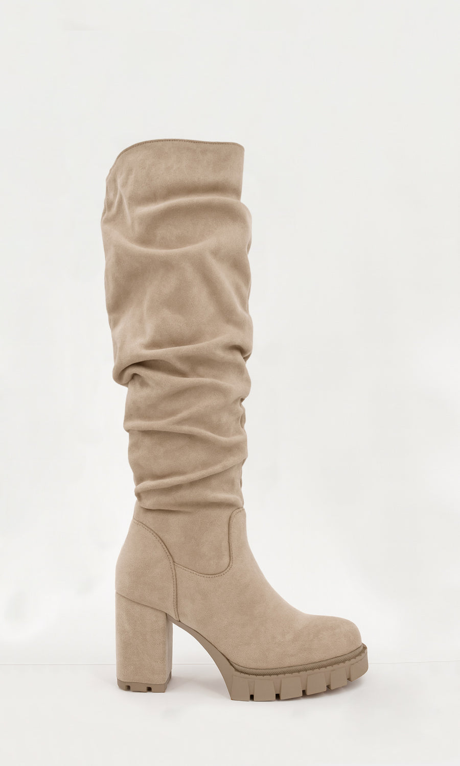 NOXVILL LOOK CASUAL COMBINANDO BOTAS DEBAJO DE LA RODILLA COLOR NUDE CON FALDA DENIM Y BLUSA BLANCA PARA LUCIR EN TENDENCIA