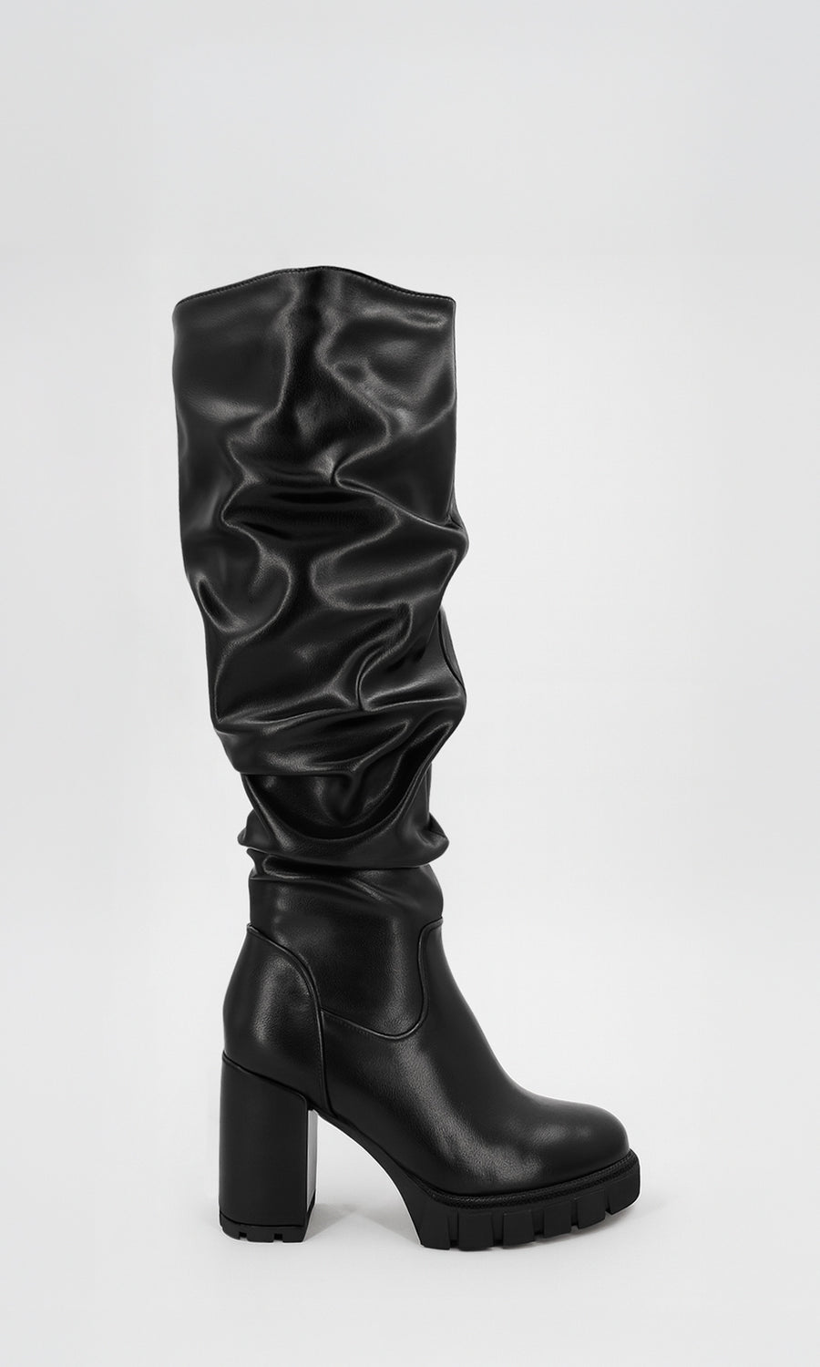 NOXVILL OUTFIT PARA USAR EN CONCIERTO COMBINANDO BOTAS NEGRAS DE VINIPIEL CON SUELA TRACK Y CAMISA OVERSIZED CON CINTURON