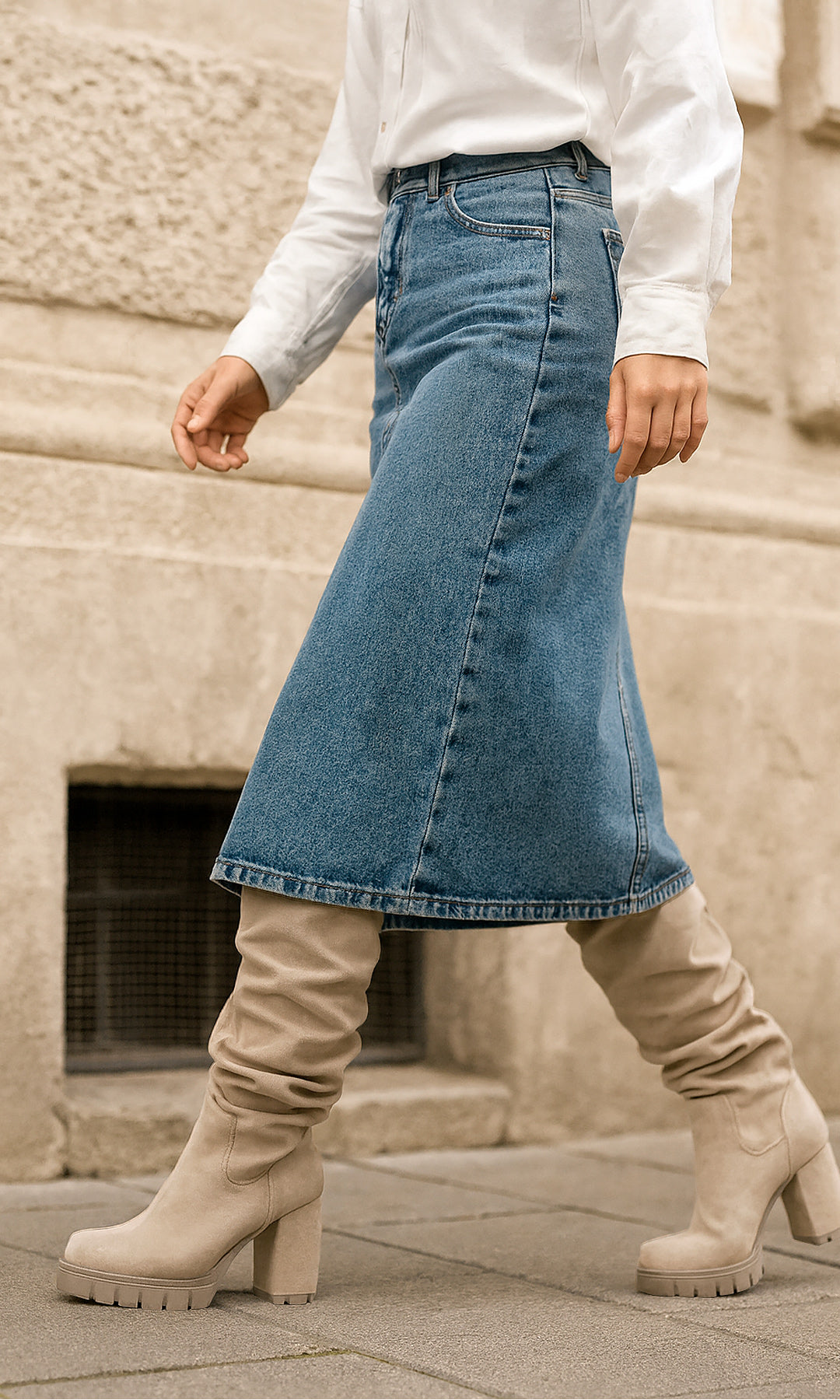 NOXVILL LOOK CASUAL COMBINANDO BOTAS DEBAJO DE LA RODILLA COLOR NUDE CON FALDA DENIM Y BLUSA BLANCA PARA LUCIR EN TENDENCIA