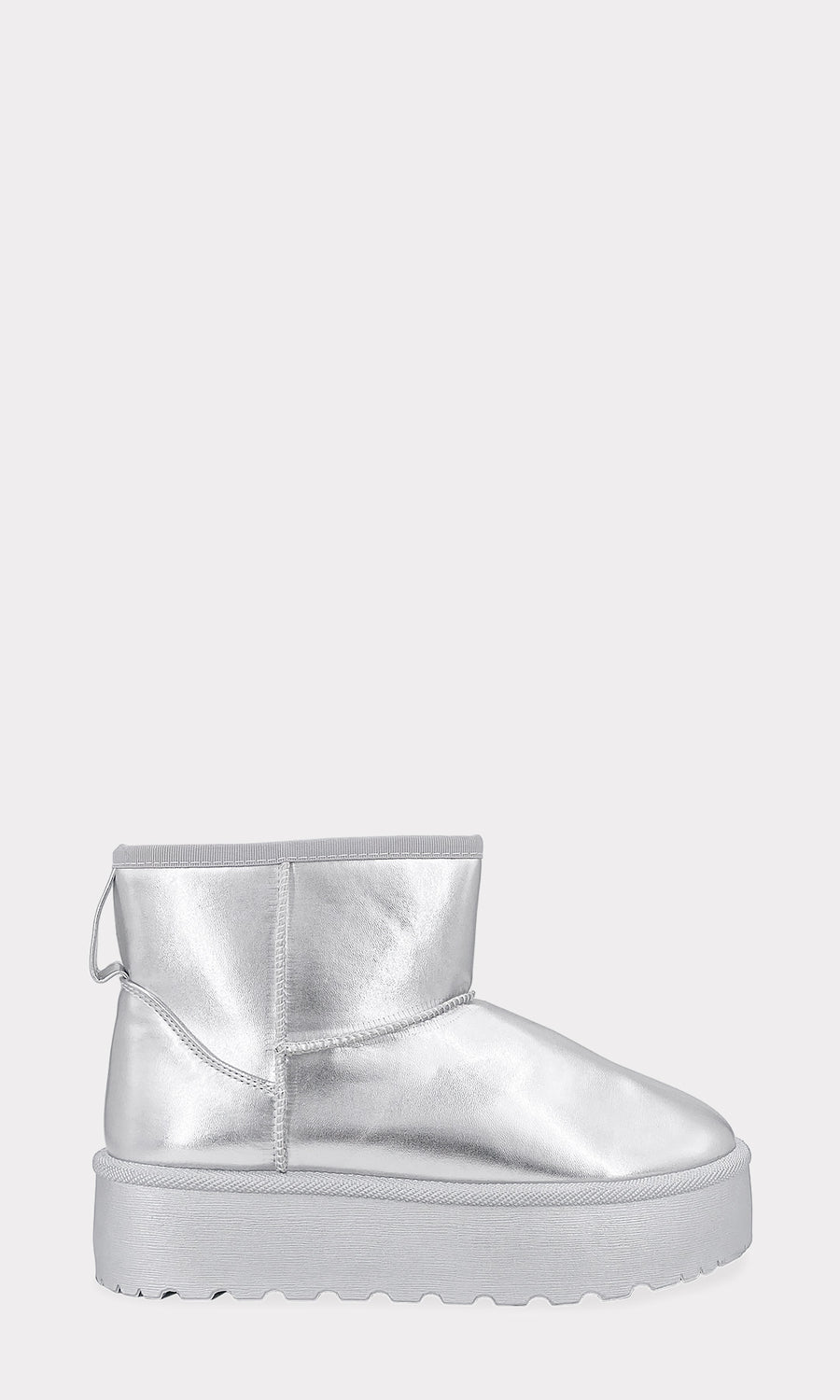ONIX OUTFIT PARA OTOÑO-INVIERNO USANDO BOTINES PLATA TIPO UGG DE PLATAFORMA CON VESTIDO TEJIDO BLANCO Y ANILLO MINIMALISTA