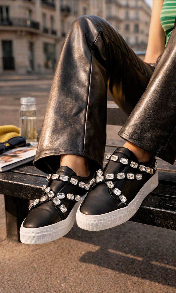 ONYX LOOK URBANO COMBINANDO SNEAKERS NEGROS DE PEDRERIA CON PANTALON TIRO ALTO DE CUERO Y TOP VERDE PARA VERSE CHIC